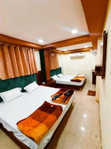 Habitación de hotel con 2 camas y toallas. en Green leaf Hotel en Ujjain