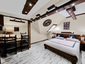 多貝爾的住宿－羅斯樂酒店，一间卧室配有一张大床和一张书桌