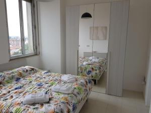 a bedroom with two beds and a mirror at IRIS Bilocale Centro Città in Busto Arsizio