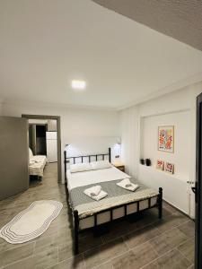 um quarto com uma cama com duas toalhas em 9 House em Fethiye