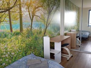 ein Büro mit einem Wandbild eines Waldes in der Unterkunft Moderní luxusní sdílený rodinný apartmán 
