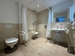 Koupelna v ubytování Fontane Hotel + 36 fotografií