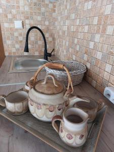 - un tas de casseroles et de poêles assises sur un comptoir de cuisine dans l'établissement Boheme studio Artemis, à Áyios Spirídhon