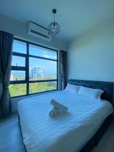 een bed met een weegschaal voor een raam bij J&H JESSELTON QUAY lSLAND TRIP in Kota Kinabalu