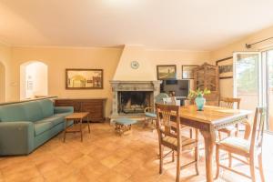 ボルセーナにあるCasa vacanze Seleneのリビングルーム(ソファ、テーブル、暖炉付)