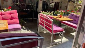une table avec des chaises roses et une table avec des fleurs dans l'établissement Chez Bore Butique Hotel, à Istanbul