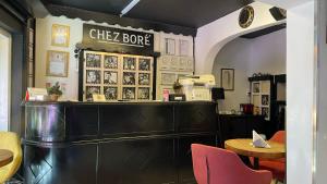 un restaurante con una mesa y un cartel que lee hueso del chef en Chez Bore Butique Hotel en Estambul
