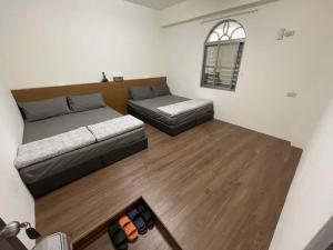 z widokiem na sypialnię z 2 łóżkami w obiekcie Lanyu Yishanan B&B w mieście Lanyu