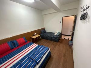 1 dormitorio con cama y sofá en Lanyu Yishanan B&B, en Lanyu