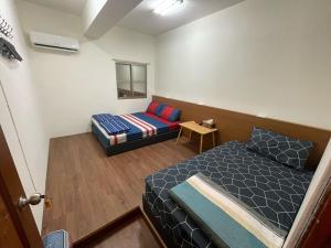 mały pokój z łóżkiem i kanapą w obiekcie Lanyu Yishanan B&B w mieście Lanyu