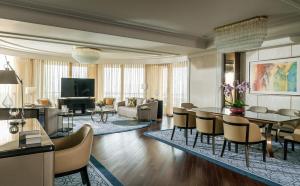 uma sala de estar com mesa e cadeiras em Four Seasons Hotel Macao, Cotai Strip em Macau