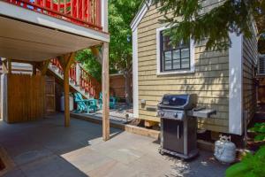 un patio con parrilla junto a una casa en 1 Min Walk to Water Town Deck and A C, en Provincetown
