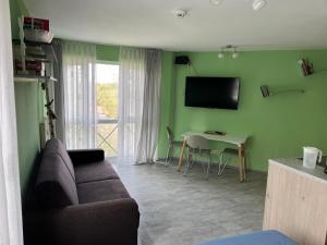 ein Wohnzimmer mit einem Sofa und einem Tisch in der Unterkunft Marienkäfer in Braunlage