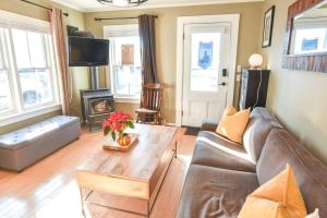 una sala de estar con un sofá y una mesa en Gas Fireplace Front Patio & Parking Spot, en Provincetown
