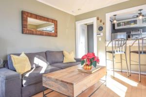 una sala de estar con un sofá y una mesa en Gas Fireplace Front Patio & Parking Spot, en Provincetown 16 fotos más