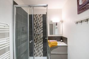 リヨンにあるUrban loft C quartier Part-Dieu avec garage inclusのバスルーム(シャワー、洗面台、トイレ付)