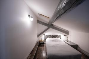 リヨンにあるUrban loft C quartier Part-Dieu avec garage inclusの小さな部屋で、ベッド1台が備わります。
