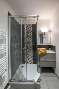 リヨンにあるUrban loft C quartier Part-Dieu avec garage inclusのバスルーム(シャワー、シンク付)