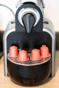 - une machine à café avec des tasses rouges dans l'établissement Urban loft C quartier Part-Dieu avec garage inclus, à Lyon