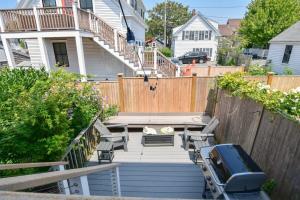 Un patio trasero con un patio con sillas y parrilla. en Modern, Private Patio, Walk to Town!, en Provincetown