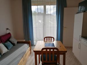 Un dormitorio con una cama y una mesa con un ordenador portátil. en Bauernhof-Pension Puschnikhof, en Unternarrach