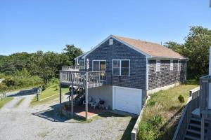 特鲁罗12216 - Beautiful Views of Cape Cod Bay Access to Private Beach Easy Access to P-Town的一个带车库和篮球架的房子