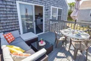 12216 - Beautiful Views of Cape Cod Bay Access to Private Beach Easy Access to P-Town的阳台或露台
