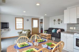 特鲁罗12216 - Beautiful Views of Cape Cod Bay Access to Private Beach Easy Access to P-Town的一间厨房和一间带桌椅的客厅 更多19张照片