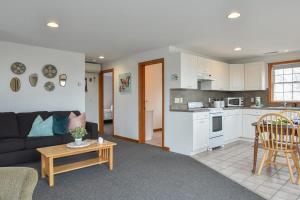 12216 - Beautiful Views of Cape Cod Bay Access to Private Beach Easy Access to P-Town的厨房或小厨房