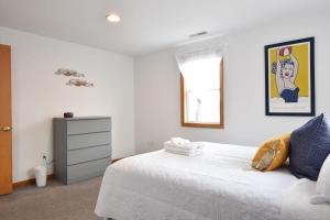 12216 - Beautiful Views of Cape Cod Bay Access to Private Beach Easy Access to P-Town客房内的一张或多张床位