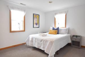 12216 - Beautiful Views of Cape Cod Bay Access to Private Beach Easy Access to P-Town客房内的一张或多张床位