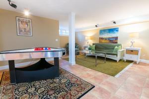 sala de estar con mesa de ping pong y sofá en Stunning Home by Beach Bocce Court, en Truro