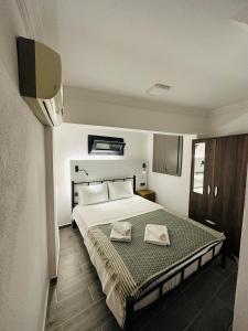 Ein Bett oder Betten in einem Zimmer der Unterkunft 9 House