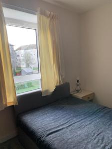 1 dormitorio con cama y ventana en Beautiful 2-Bed Apartment in Aberdeen en Aberdeen