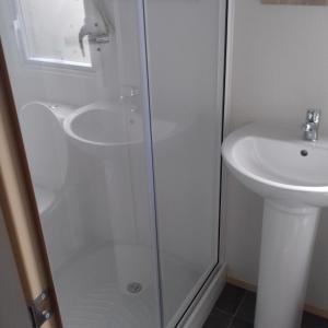 y baño con ducha y lavamanos. en The Beautiful 3 bedroom static caravan, on Haven Golden sands Mablethorpe, en Mablethorpe