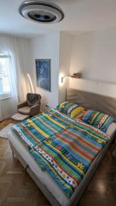 - une chambre avec un lit et une chaise dans l'établissement Apartman Natali, à Kaštela