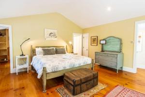 1 dormitorio con cama, tocador y espejo en Sunroom 1 3 Miles to Longnook Beach, en Truro