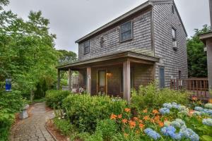 una casa con un jardín delante de ella en Private Patio Walk to Commercial St, en Provincetown