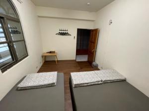 a room with two beds and a window at Lanyu Yishanan B&B in Lanyu