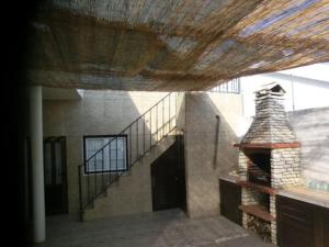 un edificio con escalera y escalera en Village House in Alto Alentejo, en Arez