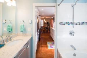 Koupelna v ubytování Home Near Oceanside Beaches Dog Friendly