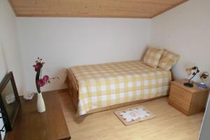 Dormitorio pequeño con cama y mesa en Village House in Alto Alentejo, en Arez