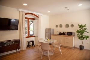拉古納的住宿－Nava Suites，厨房以及带桌椅的用餐室。
