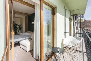 - un balcon avec un canapé et une table dans l'établissement Stokker Hotel, à Oradea