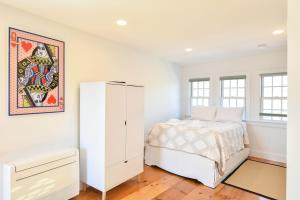 1 dormitorio con 1 cama y armario blanco en East End Condo w Beach Access, en Provincetown