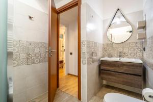 Koupelna v ubytování [MoroHouse] 50mt from Teatro Massimo + 28 fotografií