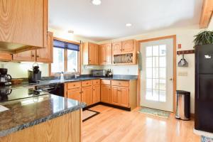 Kuchyň nebo kuchyňský kout v ubytování Lovely Home Close to Bike Bath and Beach