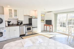 Η κουζίνα ή μικρή κουζίνα στο East End Condo w Beach Access