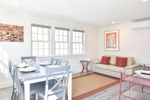 Χώρος καθιστικού στο Condo w Beach Access & Water Views