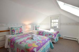 韋弗利的住宿－Peace and Quiet & Spacious Back Deck，阁楼卧室设有两张床和窗户。